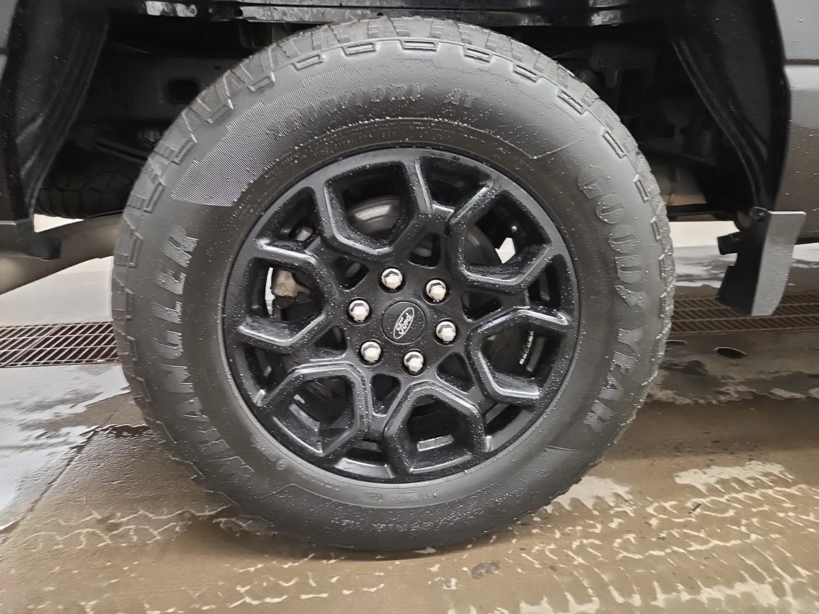 Right Rear Wheel/Tire Photo