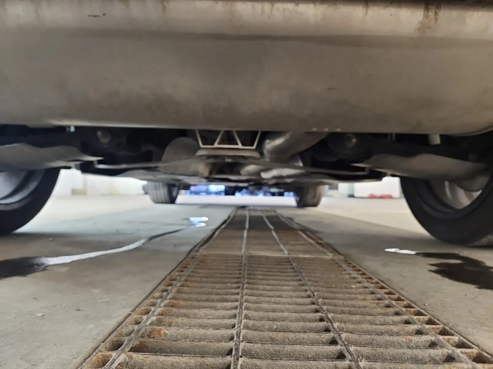 Undercarriage - Rear Photo