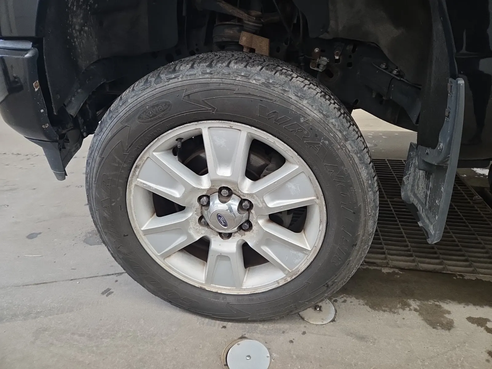 Front driver wheel/tire photo