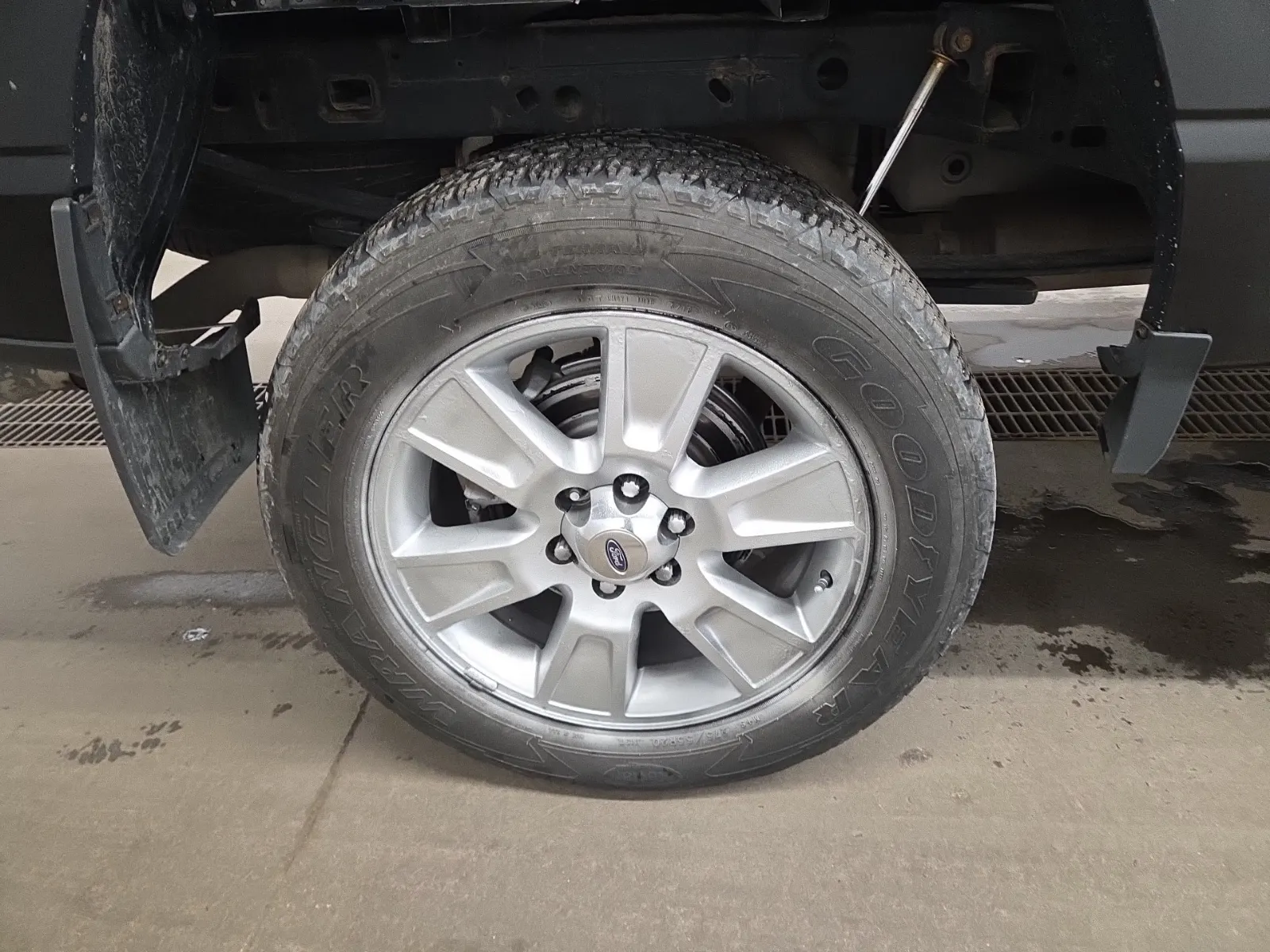 Right Rear Wheel/Tire Photo