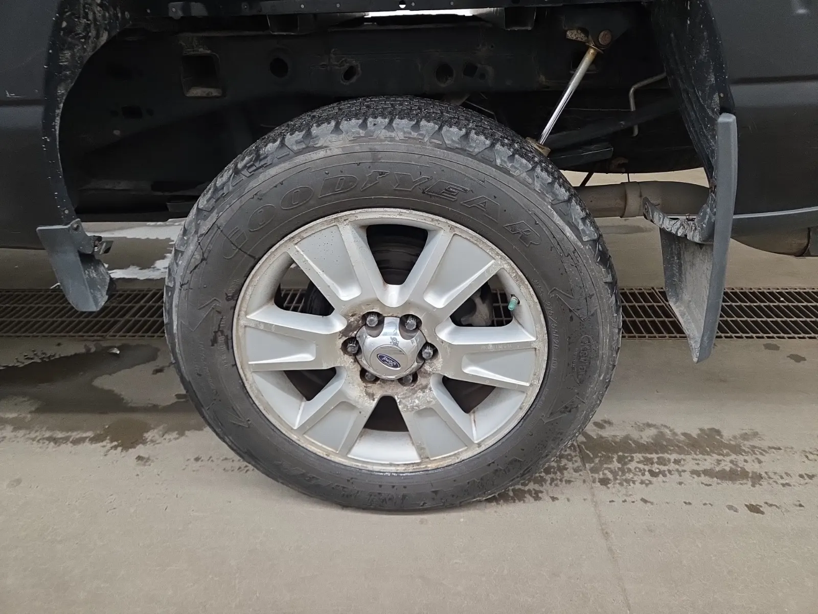Left Rear Wheel/Tire Photo