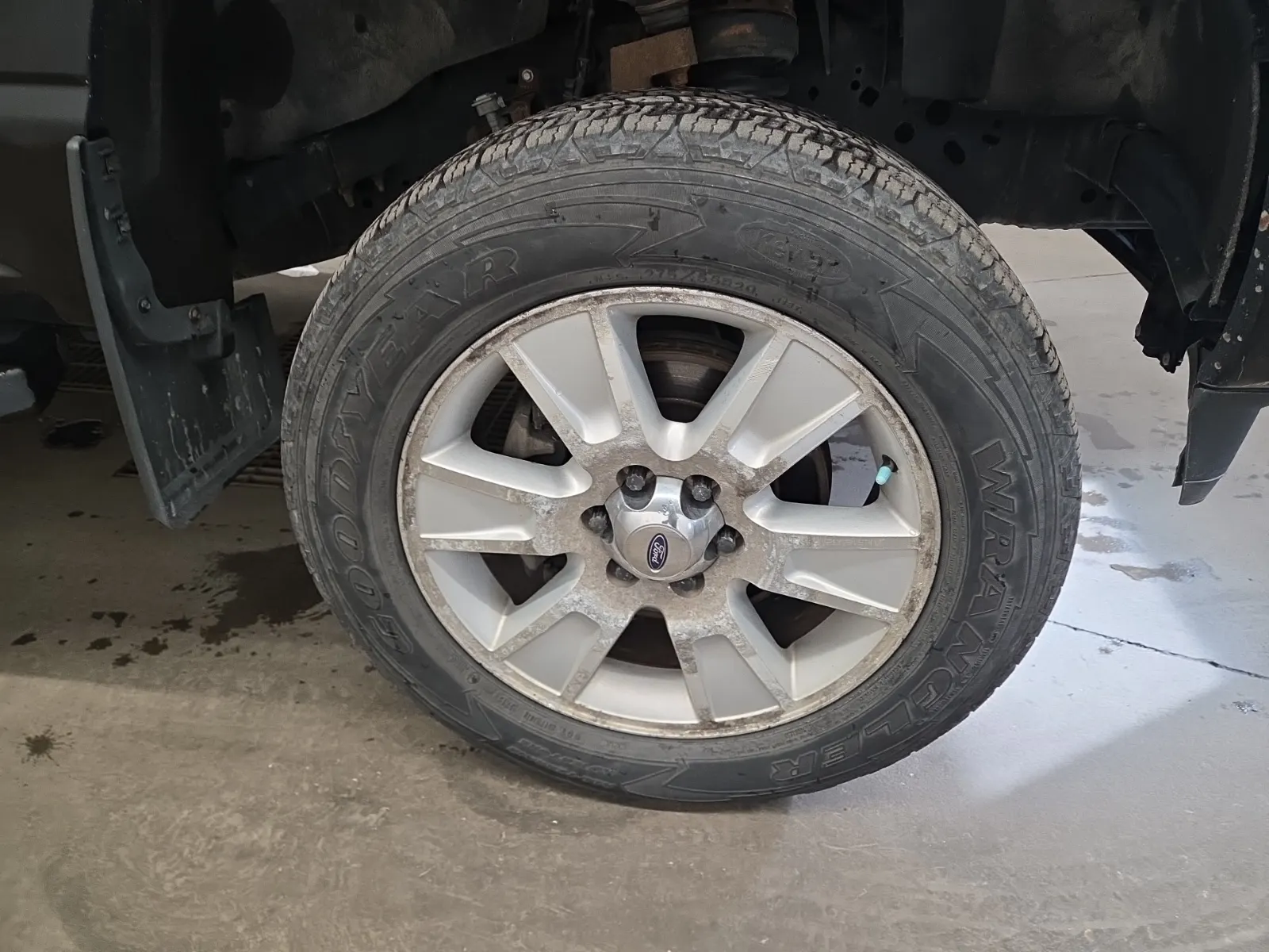 Right Front Wheel/Tire Photo