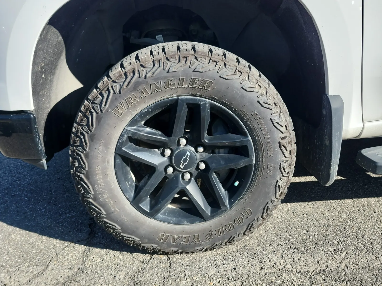Front driver wheel/tire photo