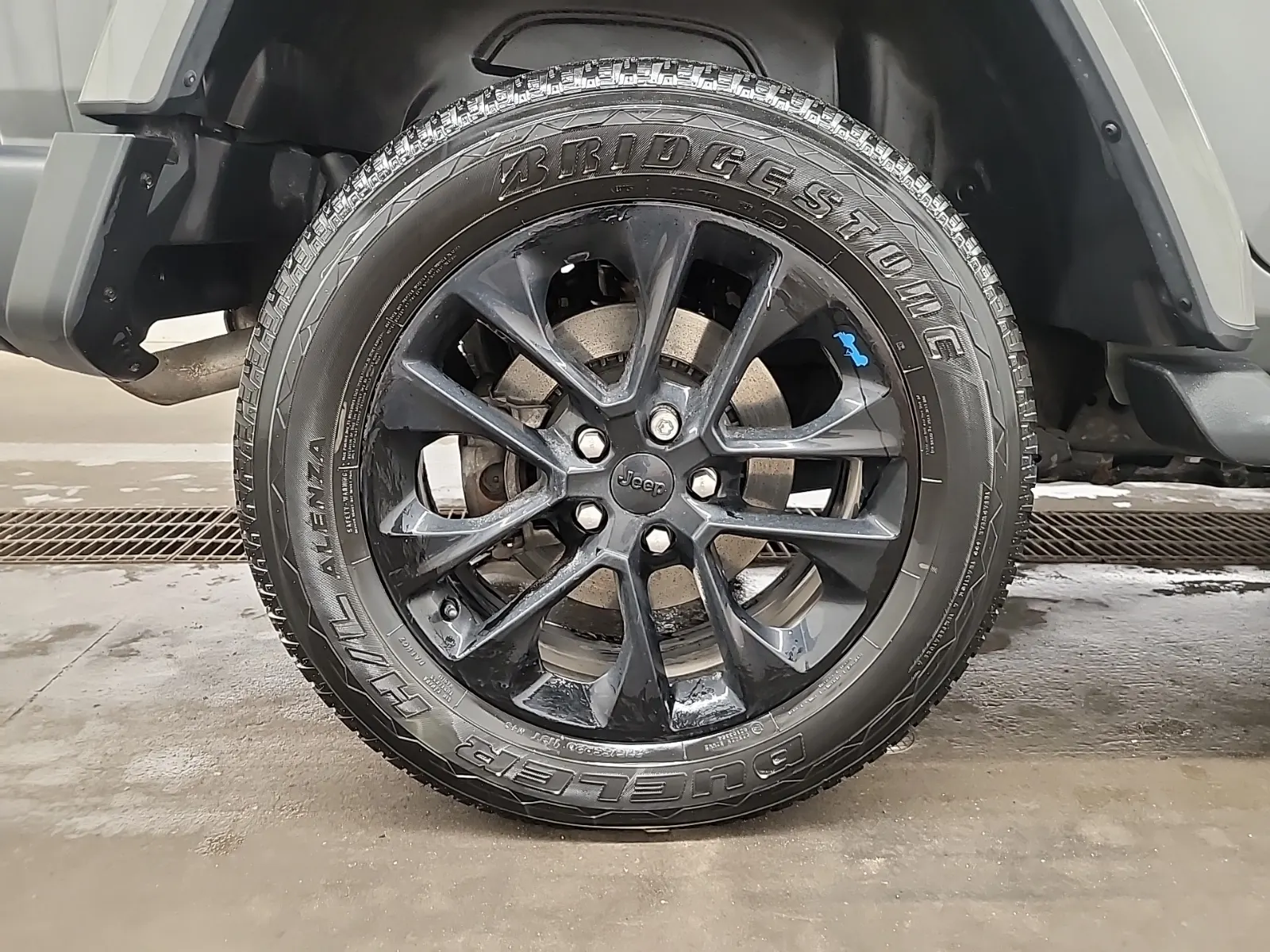 Right Rear Wheel/Tire Photo