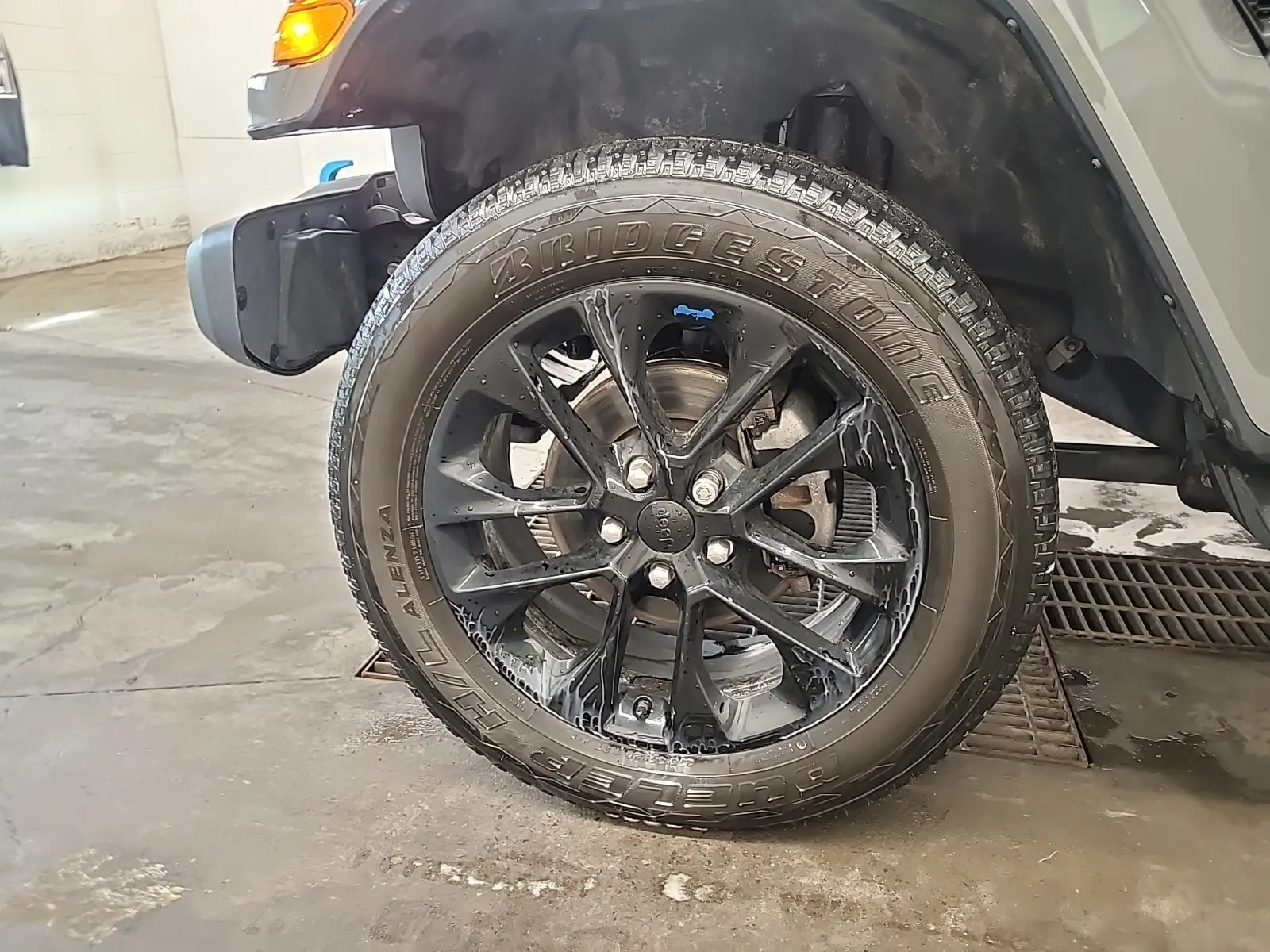 Front driver wheel/tire photo