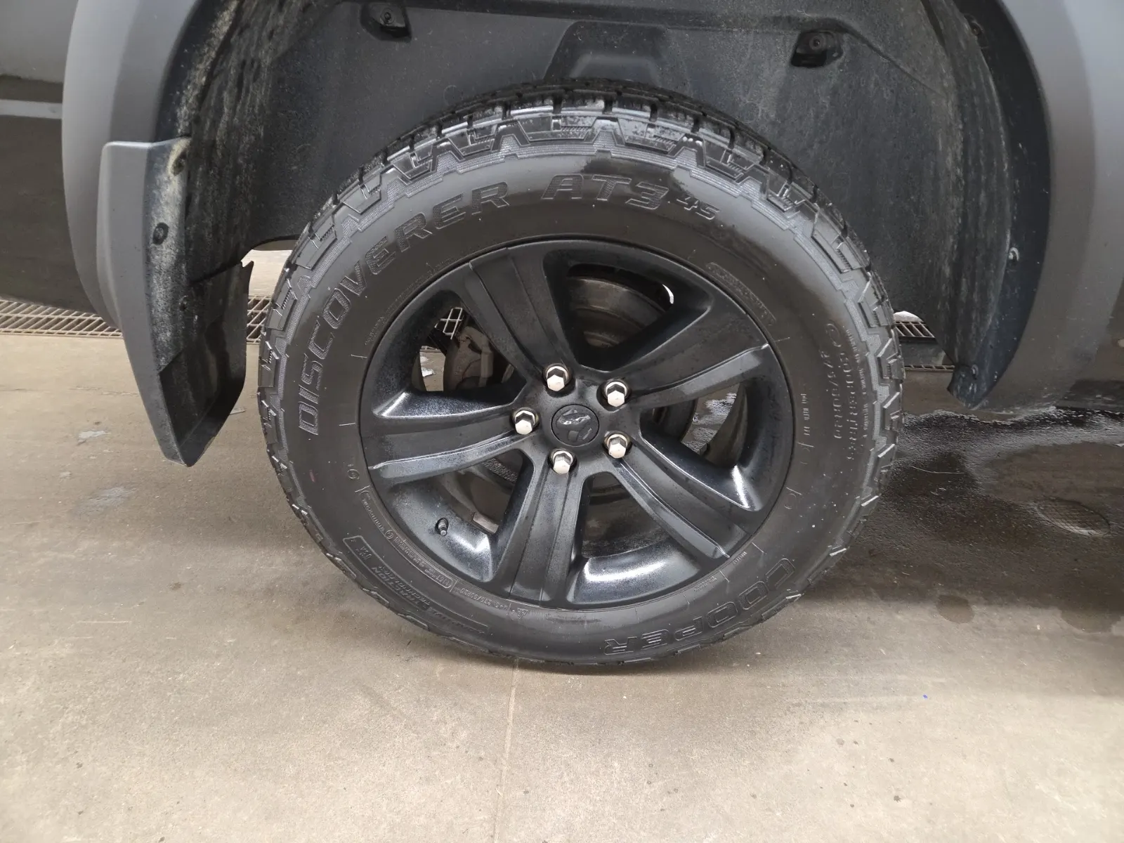 Right Rear Wheel/Tire Photo