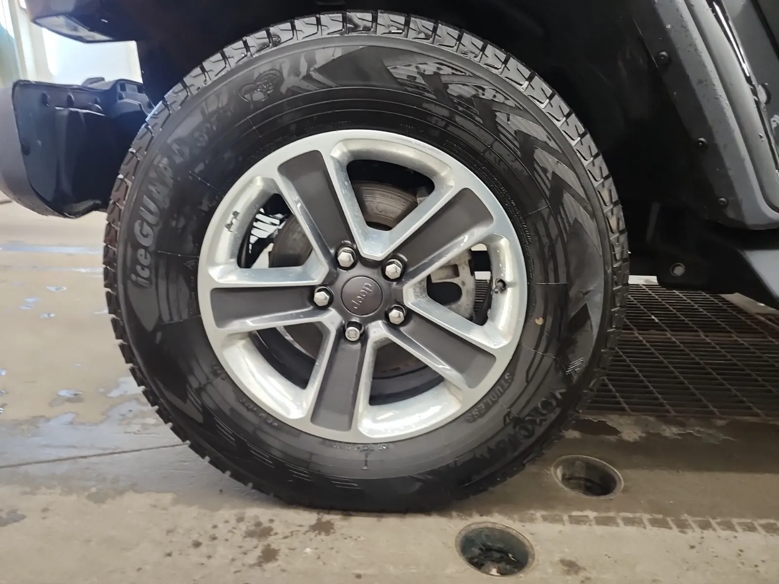 Front driver wheel/tire photo