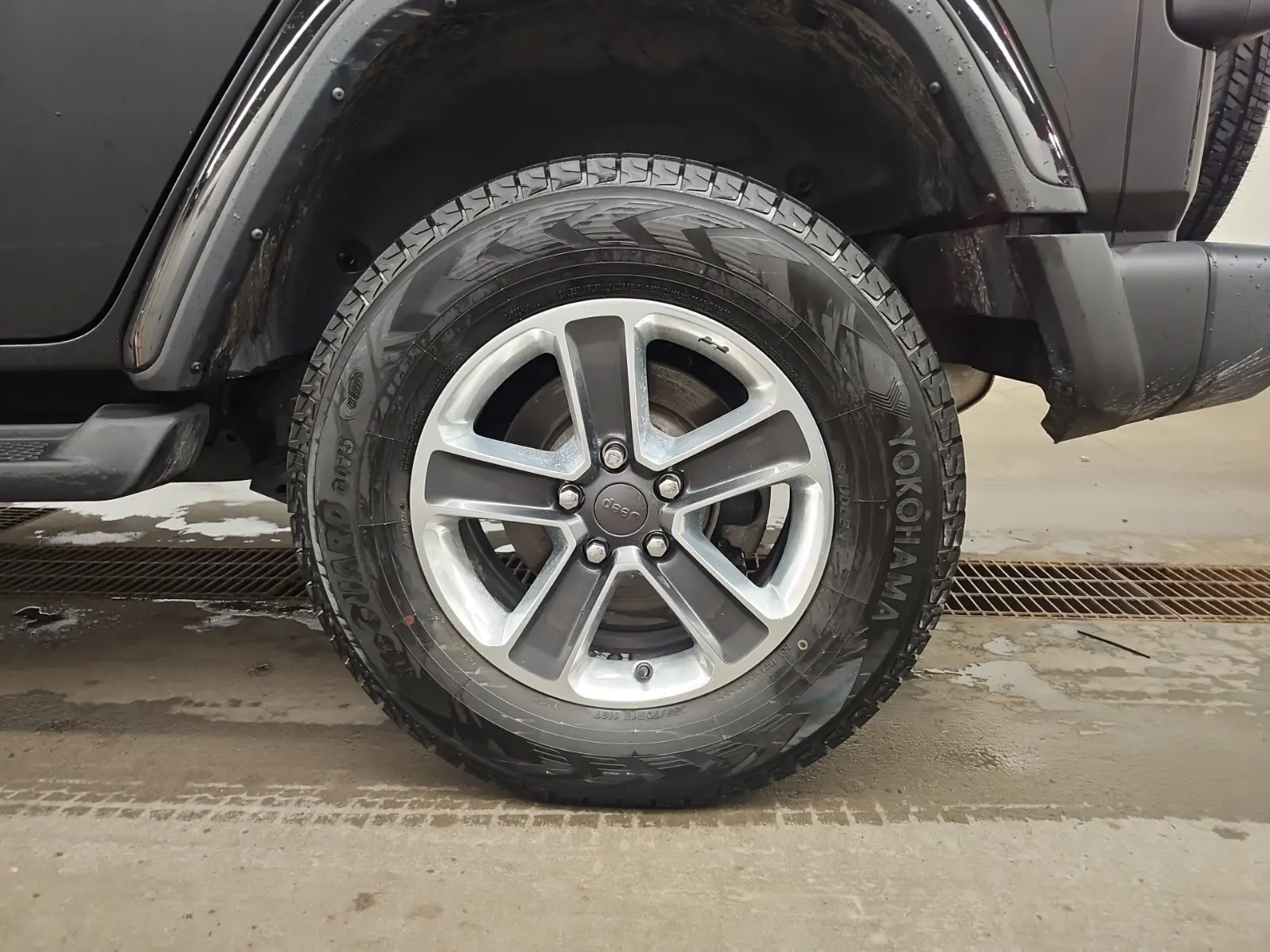 Left Rear Wheel/Tire Photo