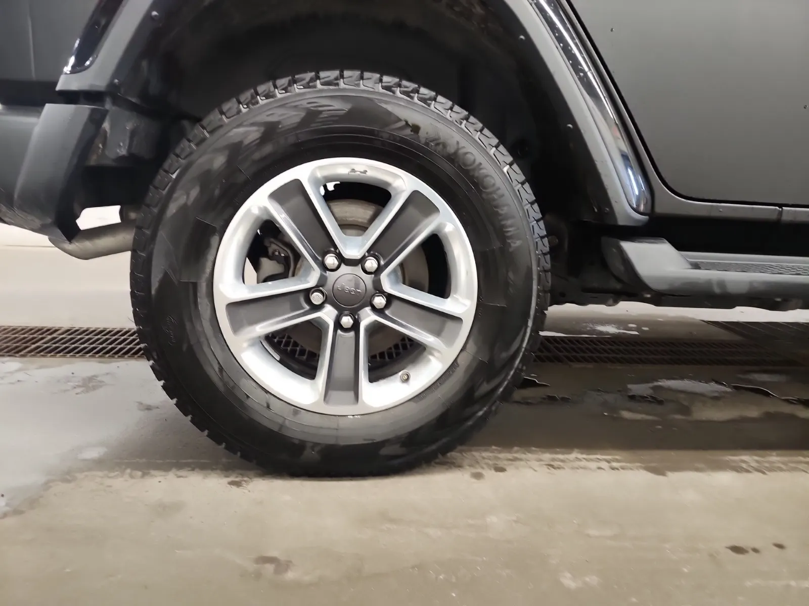 Right Rear Wheel/Tire Photo