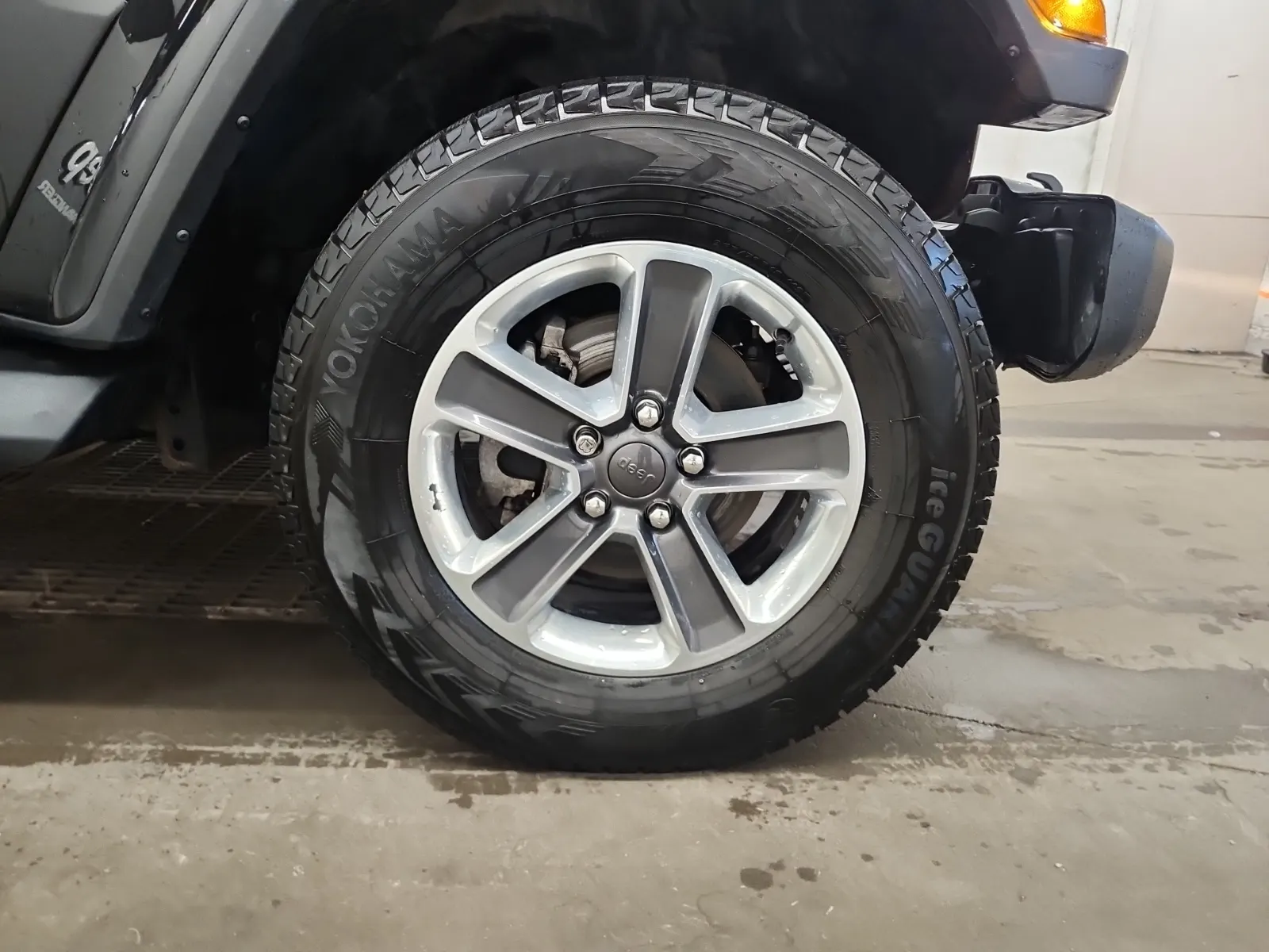 Right Front Wheel/Tire Photo