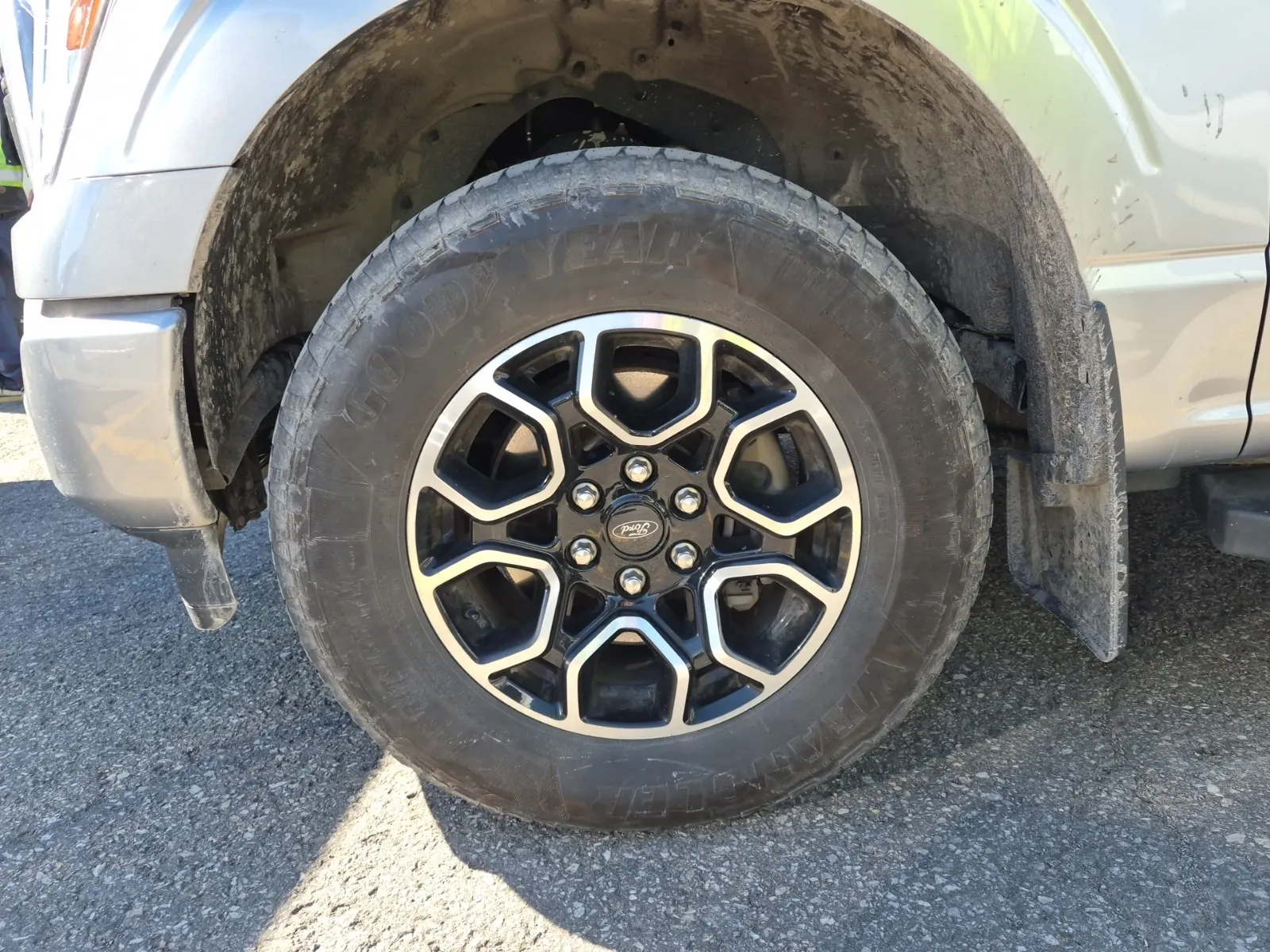 Front driver wheel/tire photo