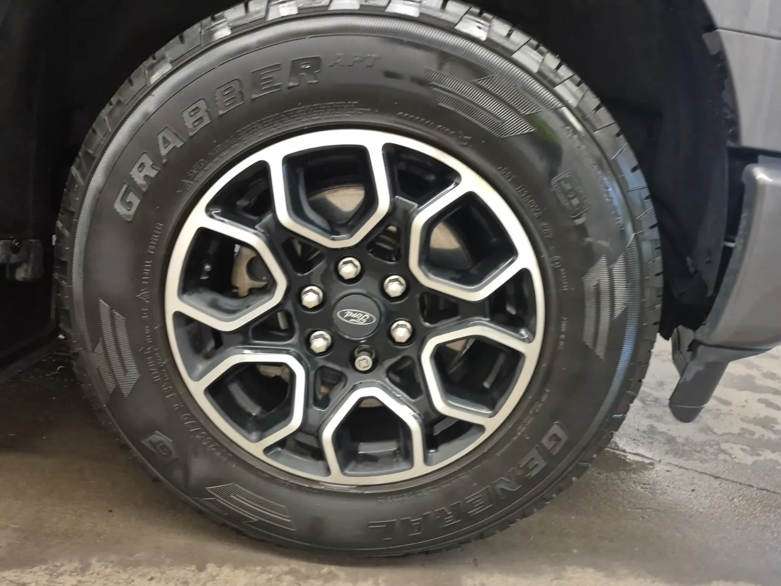 Right Front Wheel/Tire Photo