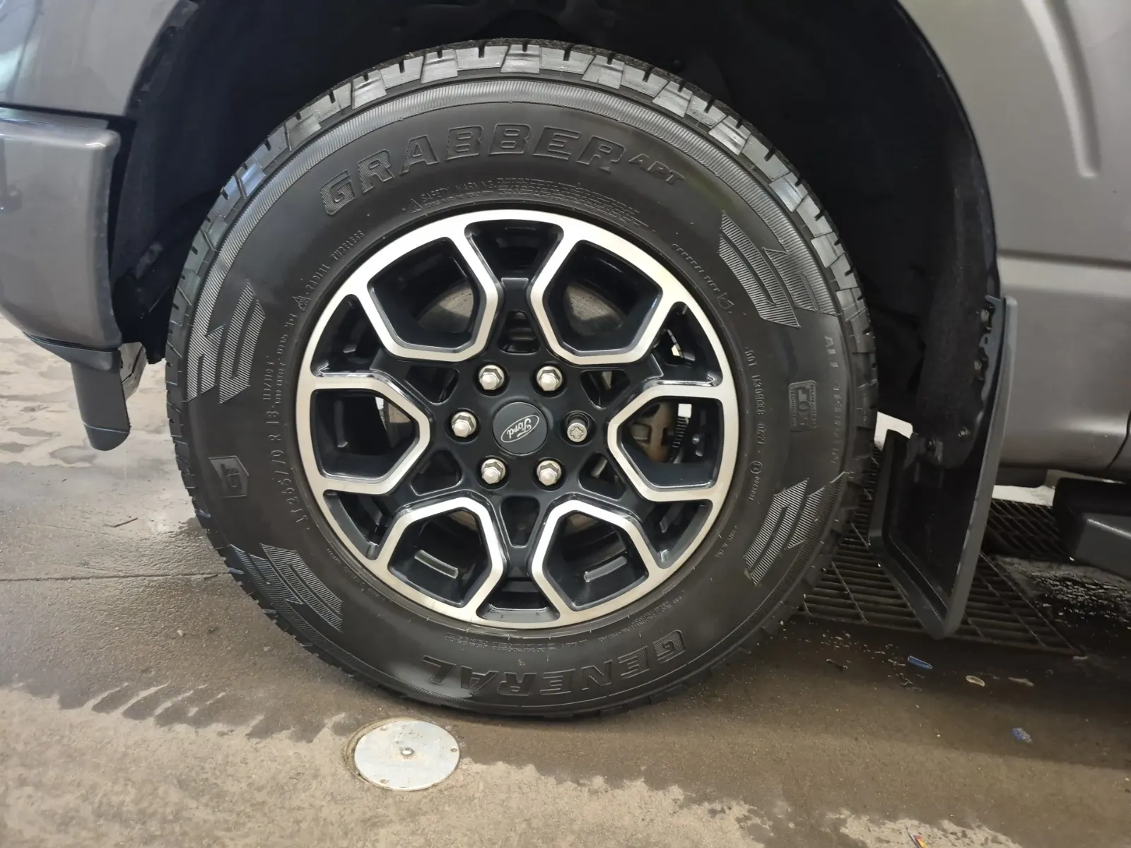 Front driver wheel/tire photo