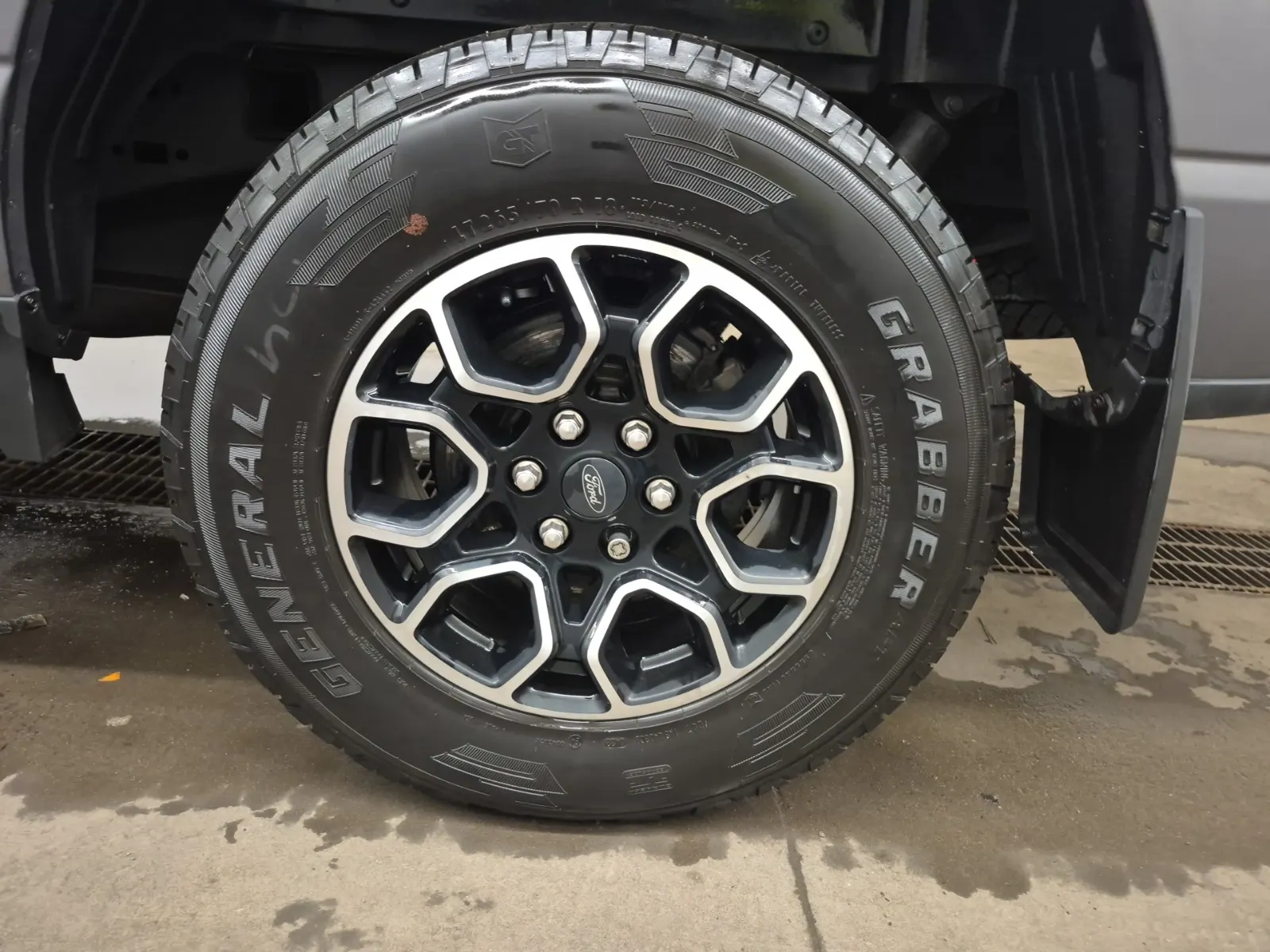 Left Rear Wheel/Tire Photo