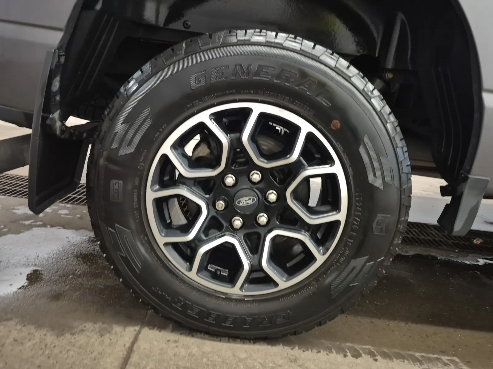 Right Rear Wheel/Tire Photo