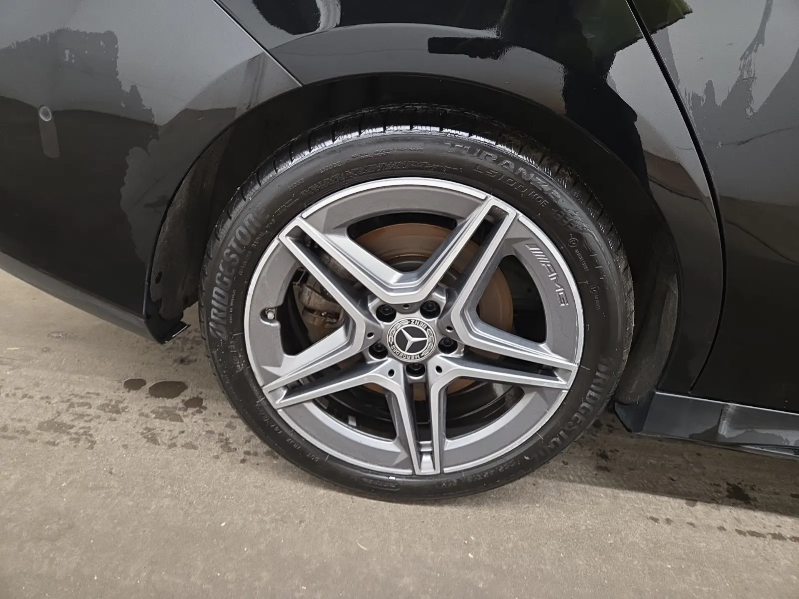 Right Rear Wheel/Tire Photo