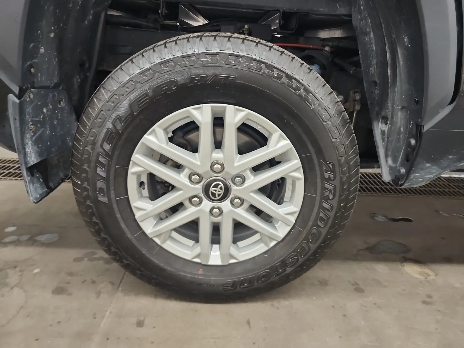 Right Rear Wheel/Tire Photo