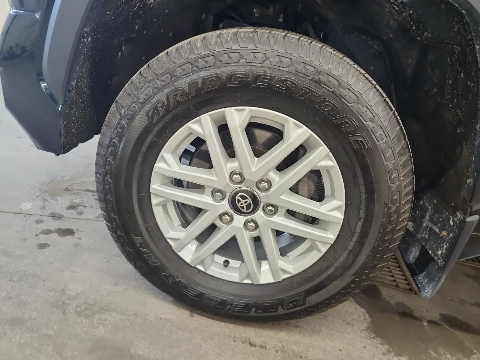 Front driver wheel/tire photo