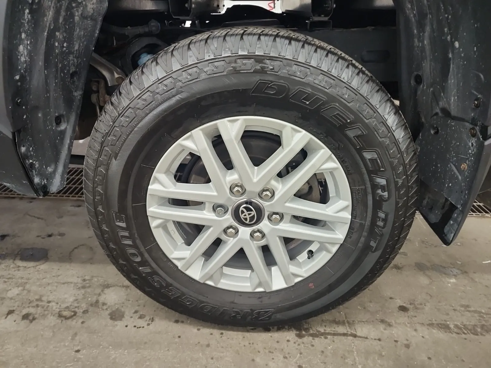 Left Rear Wheel/Tire Photo