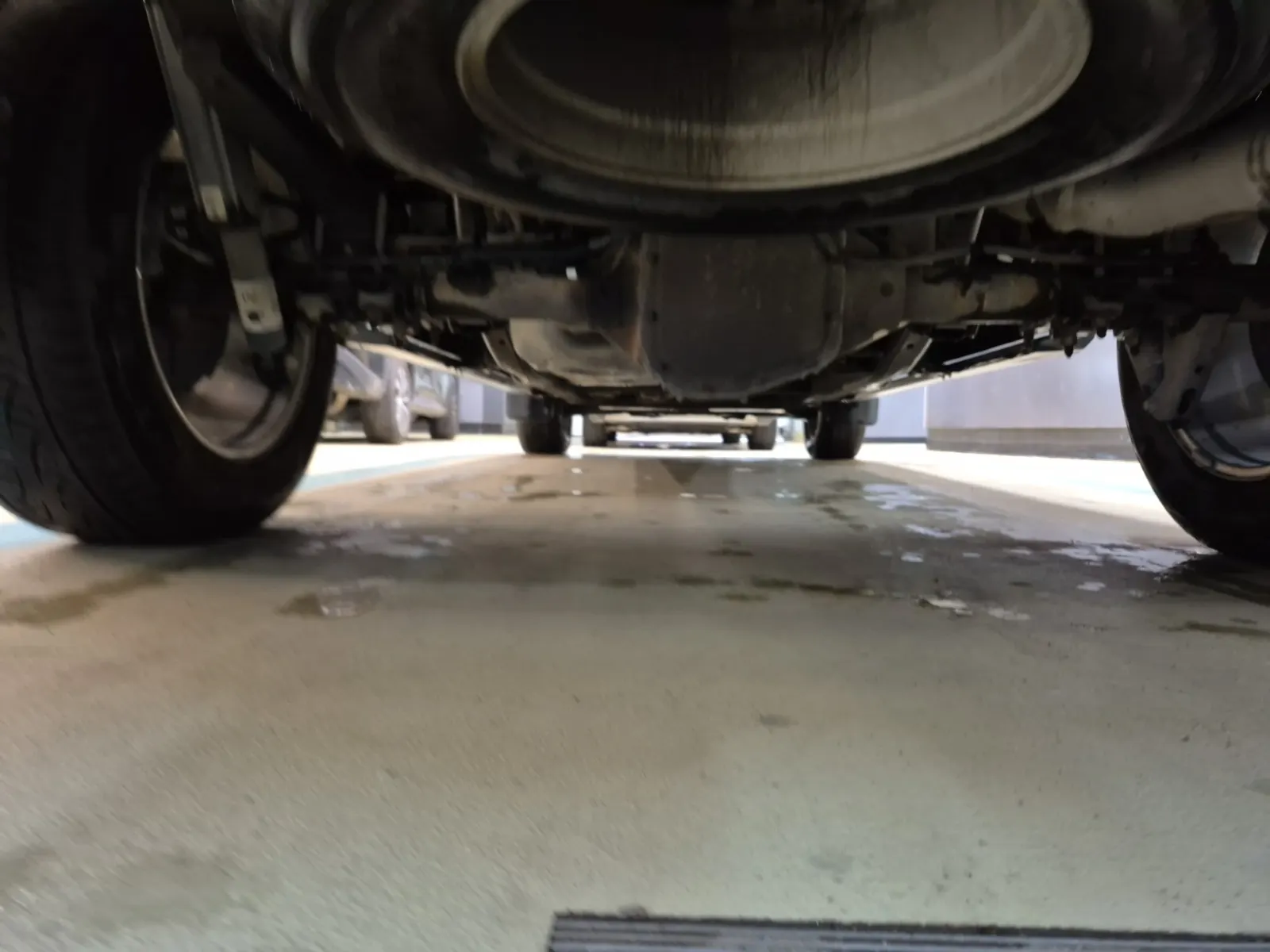 Undercarriage - Rear Photo