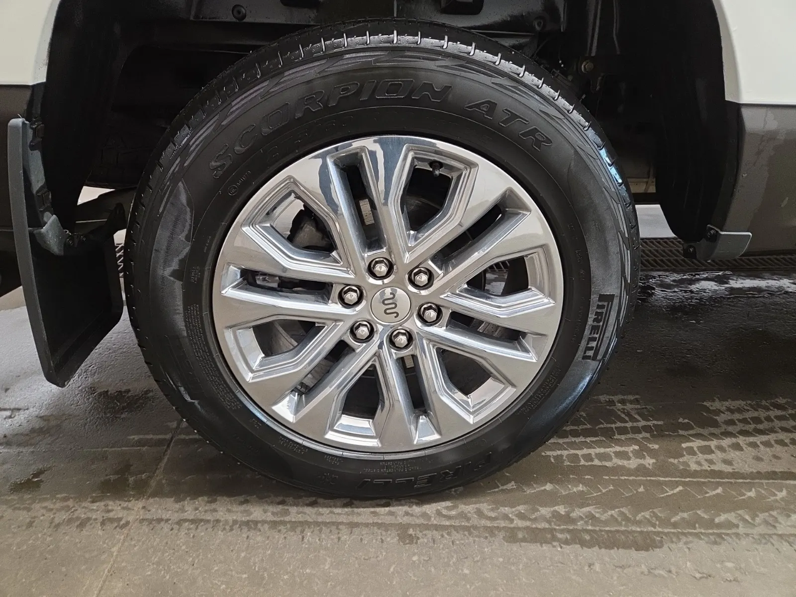 Right Rear Wheel/Tire Photo