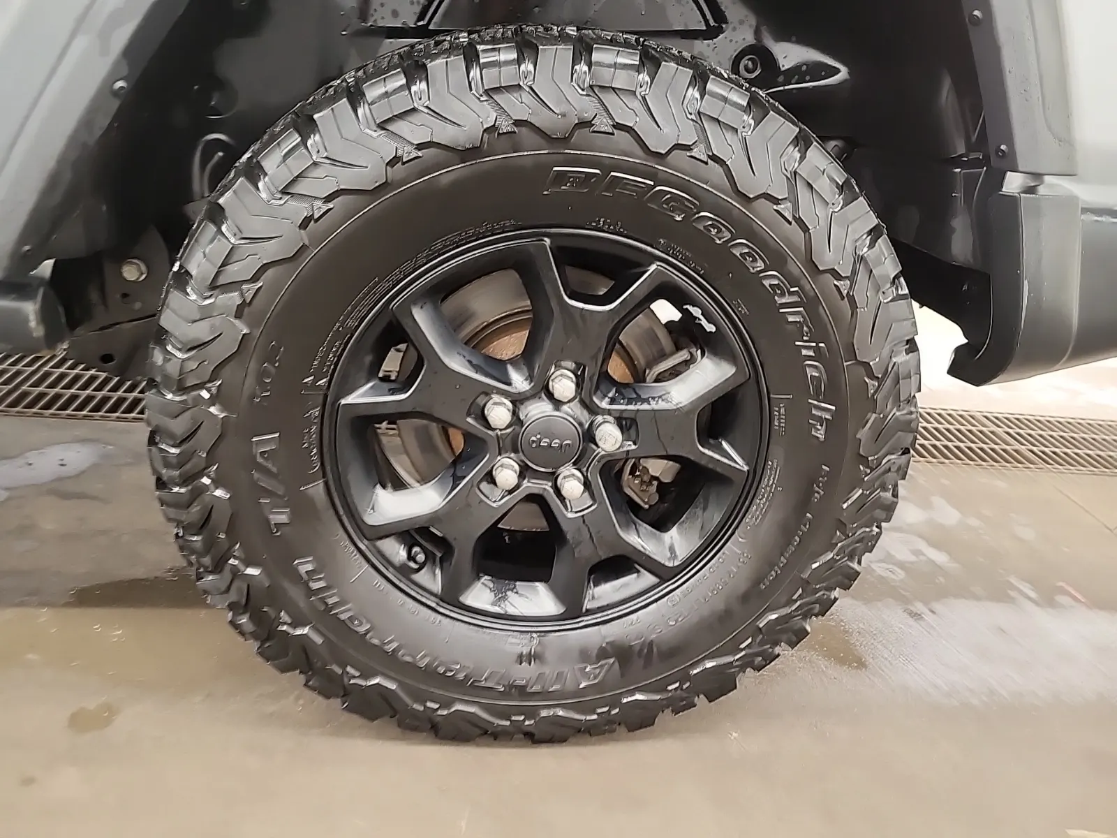 Left Rear Wheel/Tire Photo
