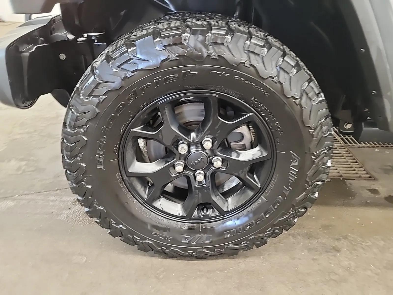 Front driver wheel/tire photo