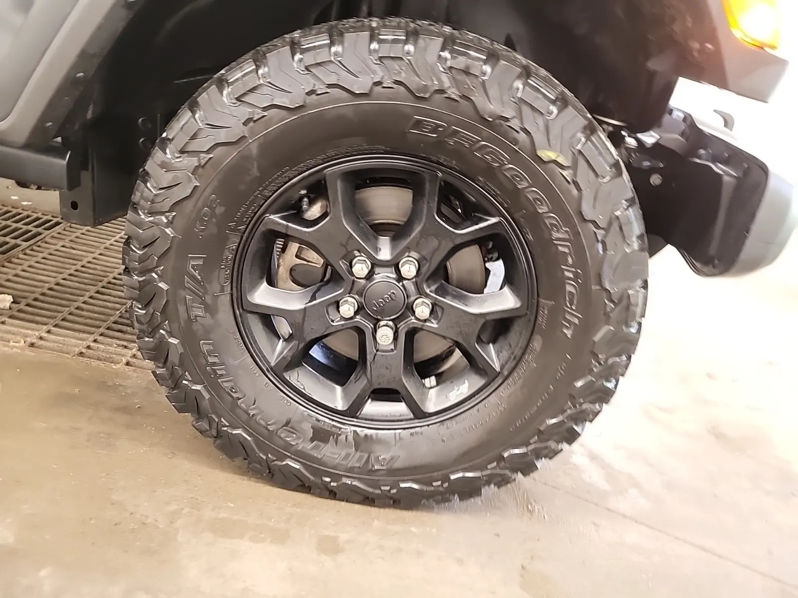 Right Front Wheel/Tire Photo