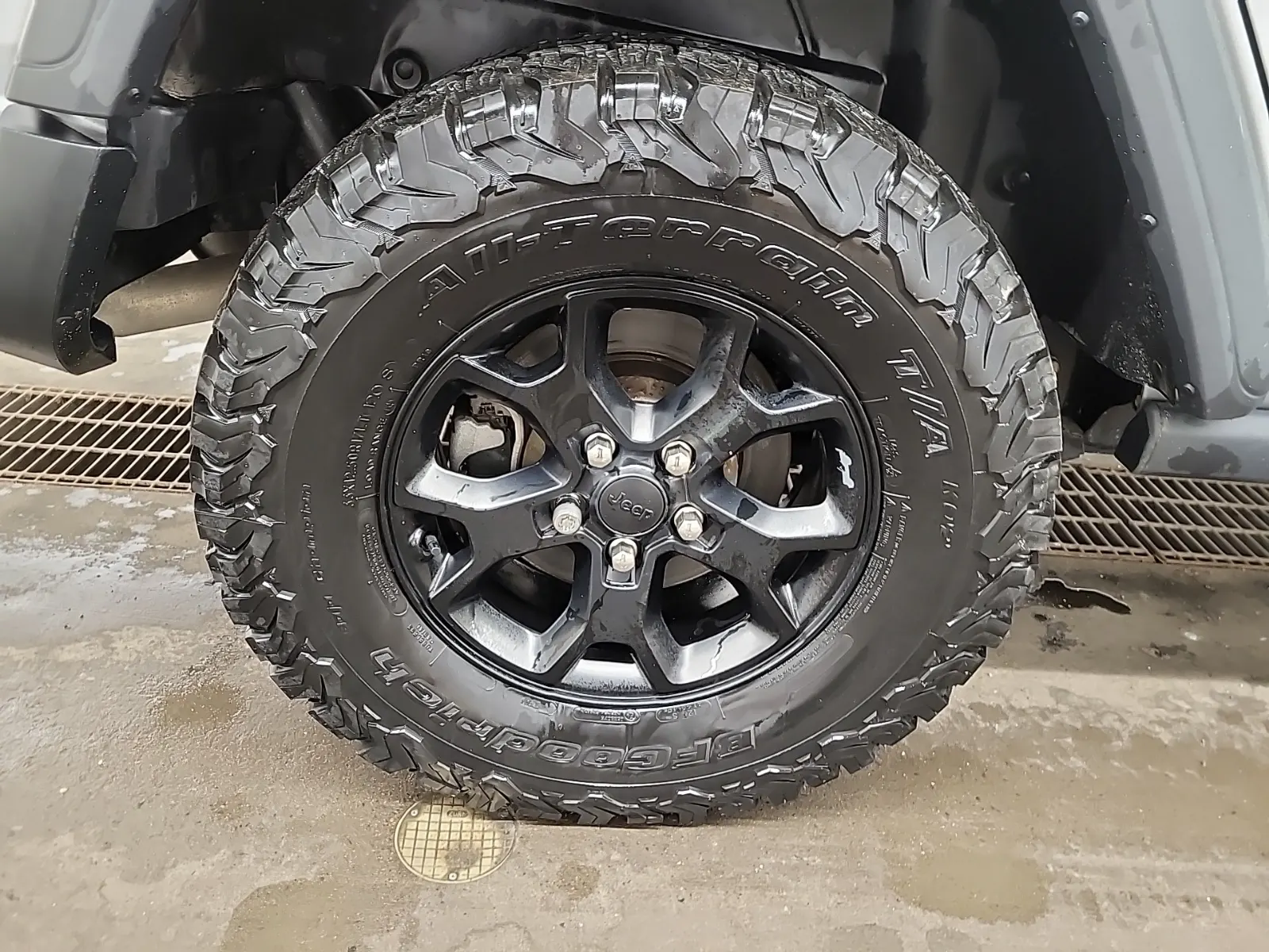Right Rear Wheel/Tire Photo