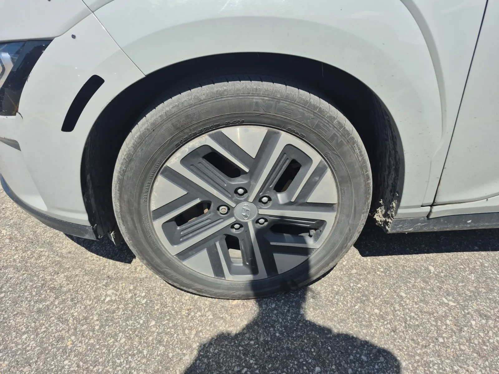 Front driver wheel/tire photo