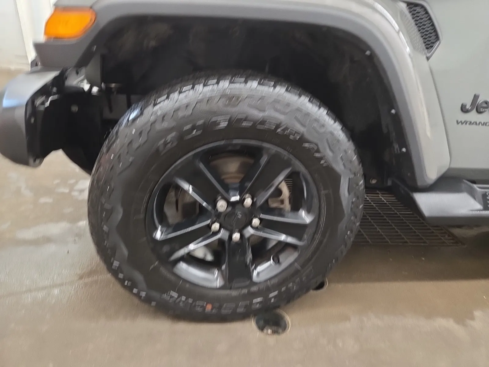 Front driver wheel/tire photo
