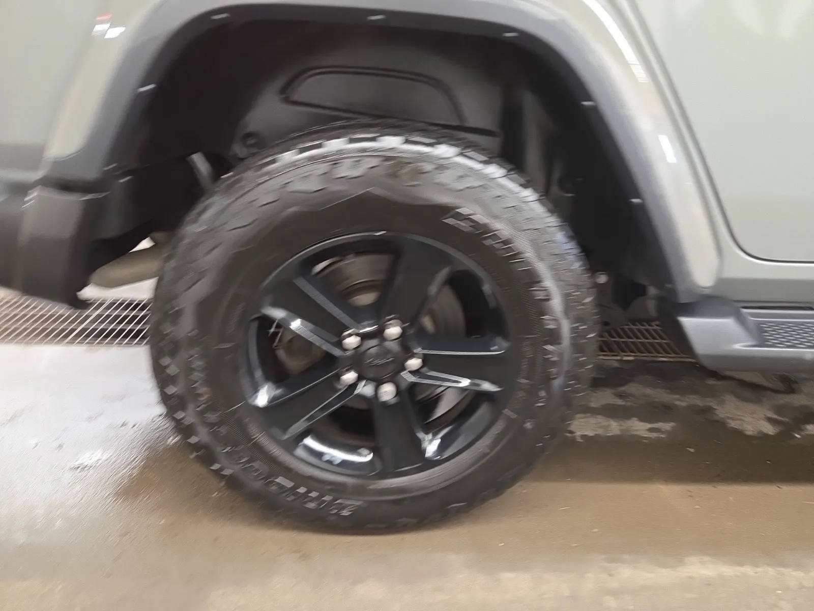 Right Rear Wheel/Tire Photo