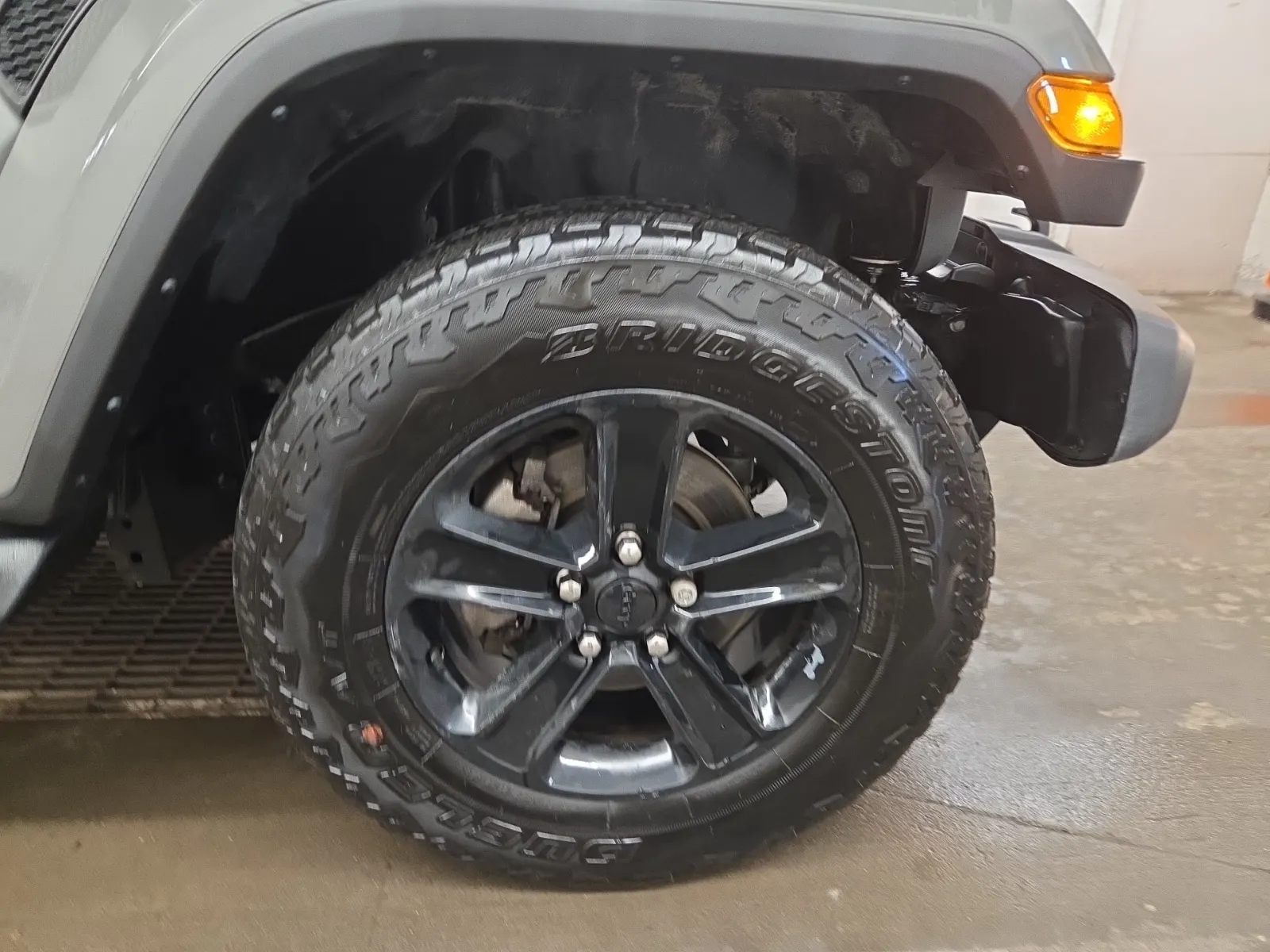 Right Front Wheel/Tire Photo