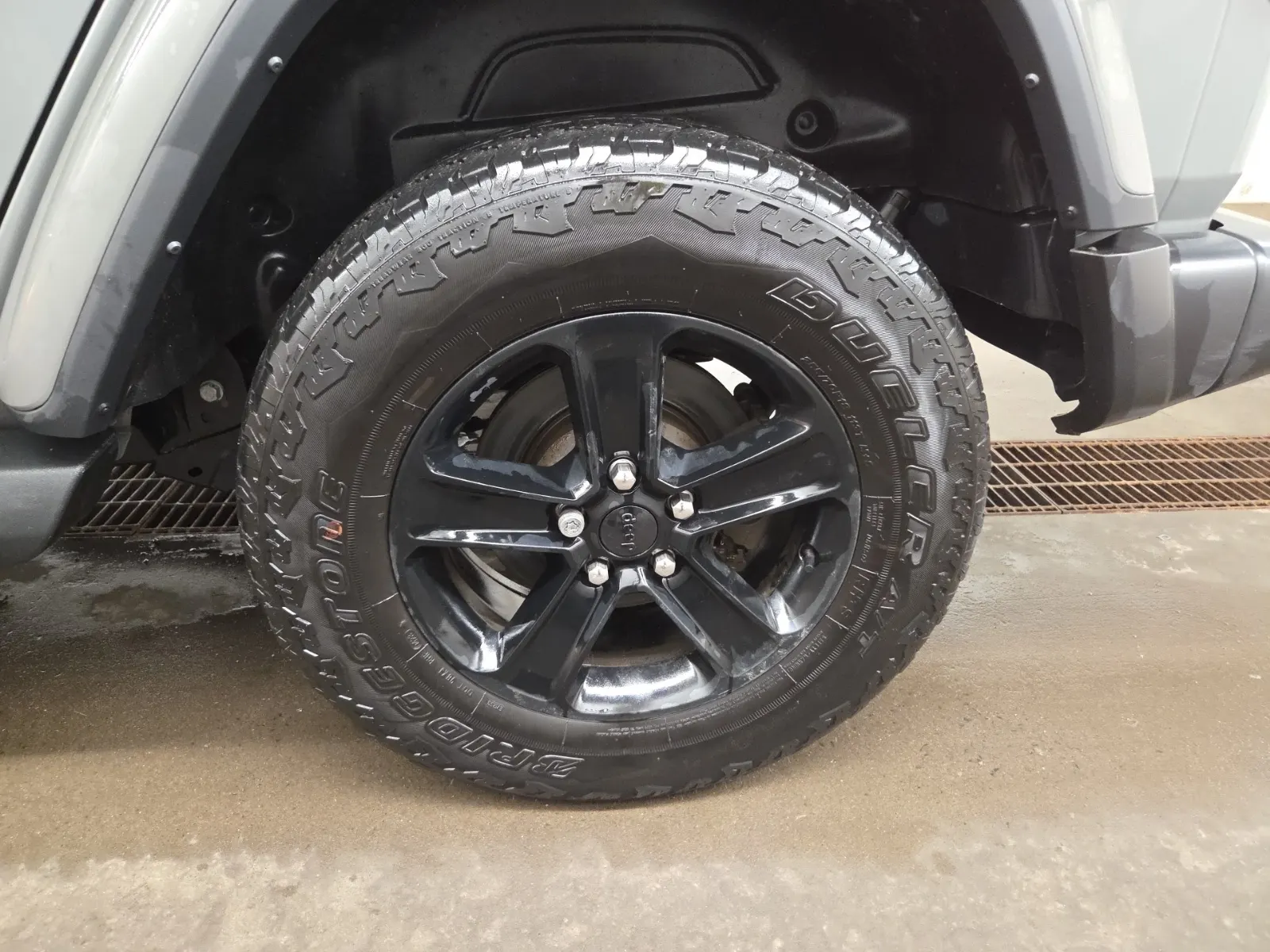 Left Rear Wheel/Tire Photo