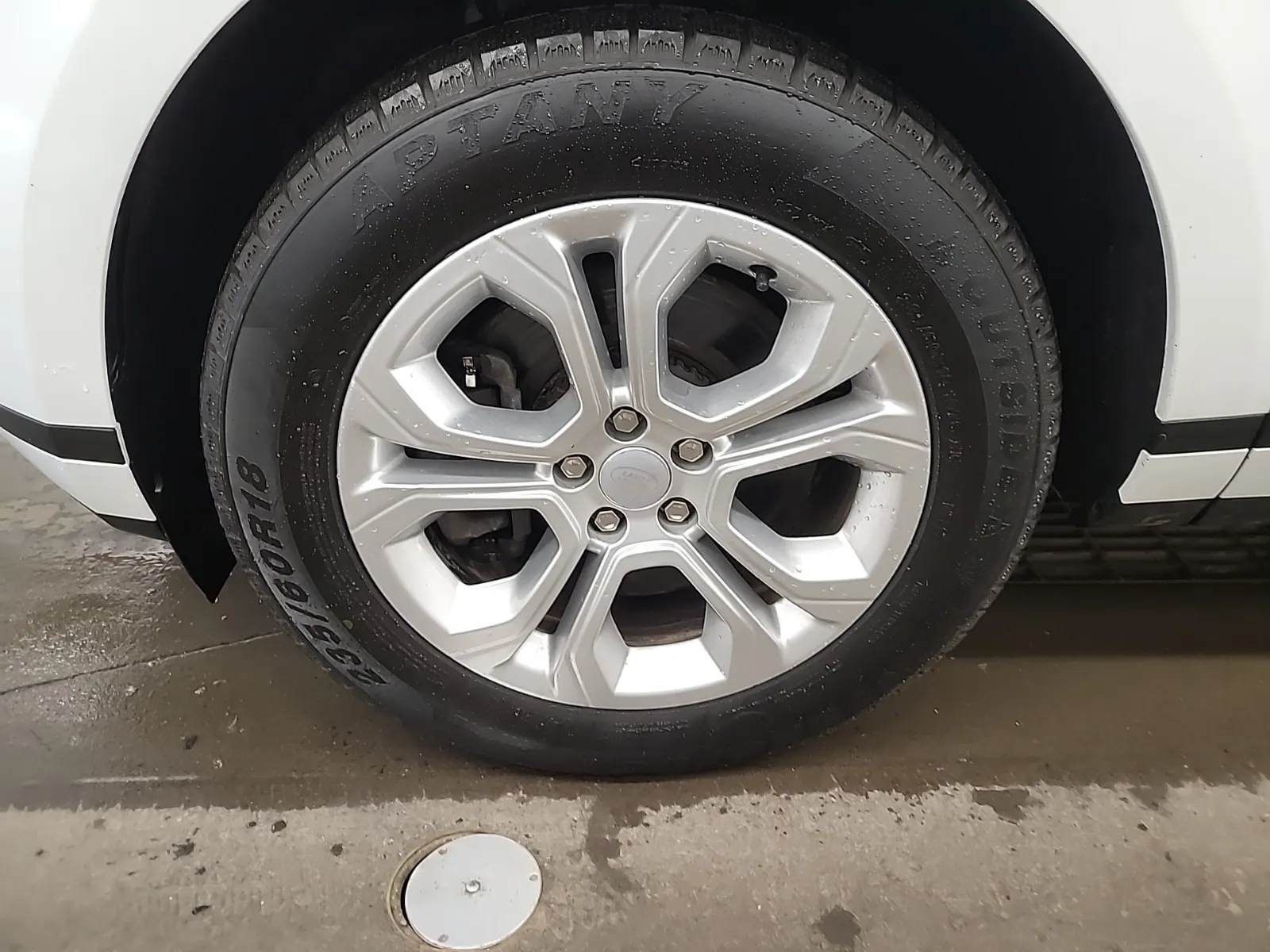 Front driver wheel/tire photo
