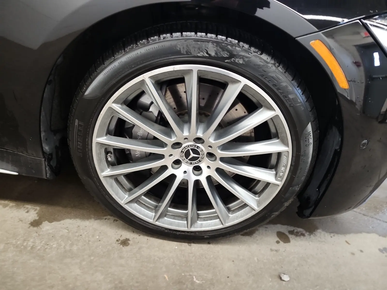 Right Front Wheel/Tire Photo