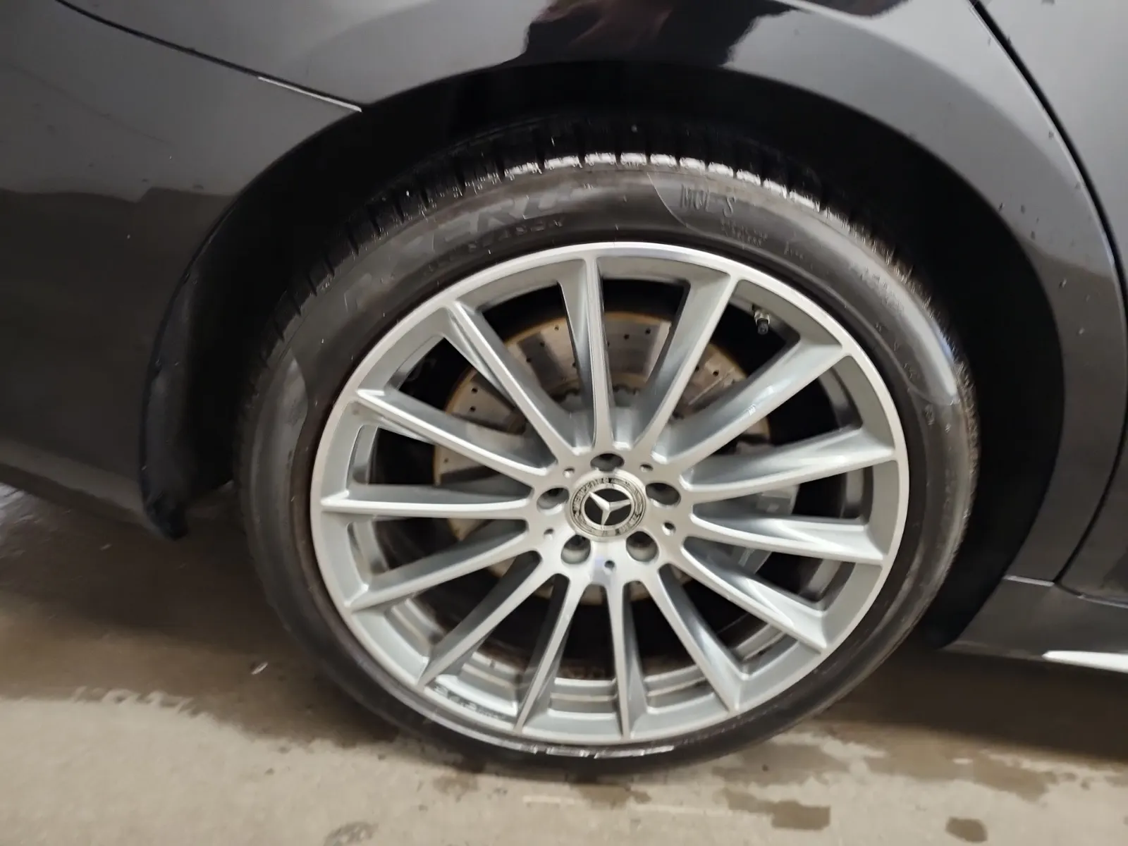 Right Rear Wheel/Tire Photo