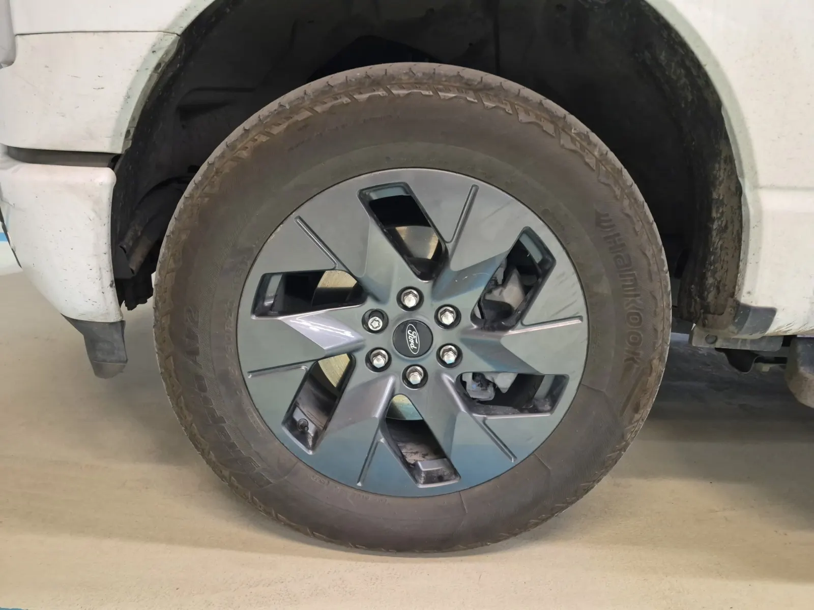 Front driver wheel/tire photo