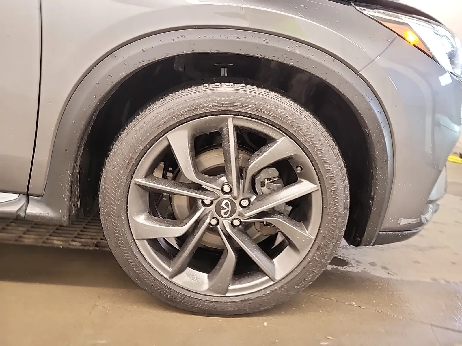 Right Front Wheel/Tire Photo