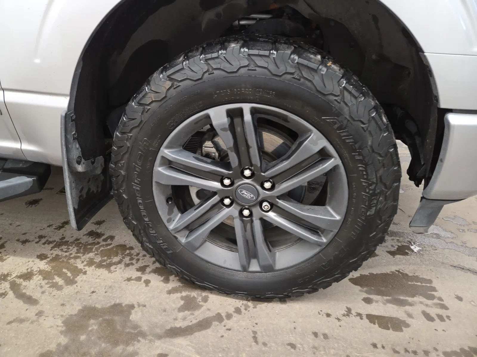 Right Front Wheel/Tire Photo