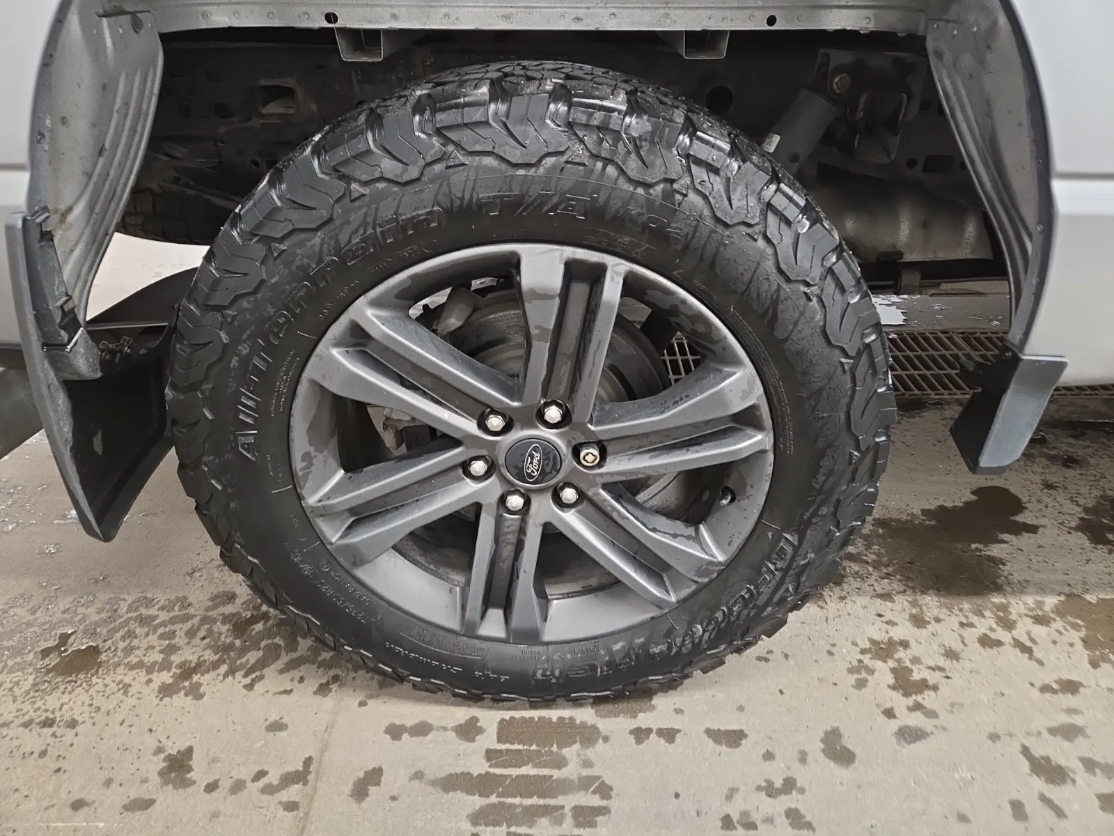 Right Rear Wheel/Tire Photo