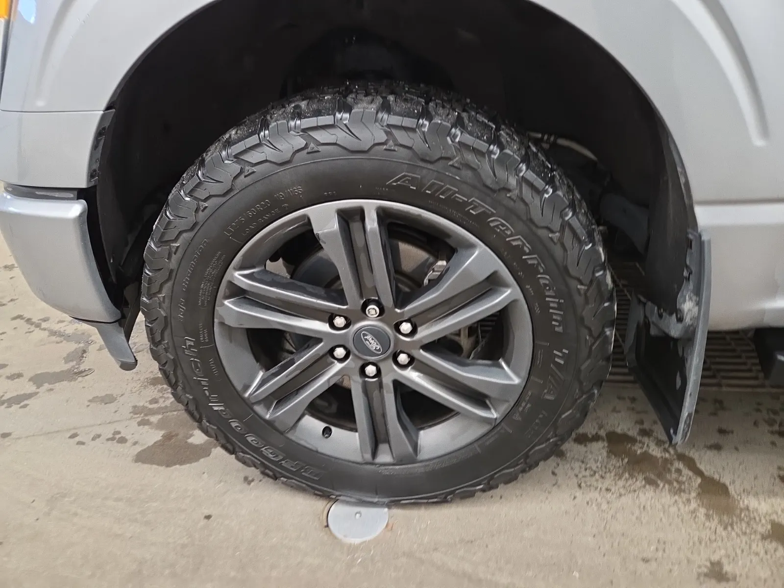 Front driver wheel/tire photo