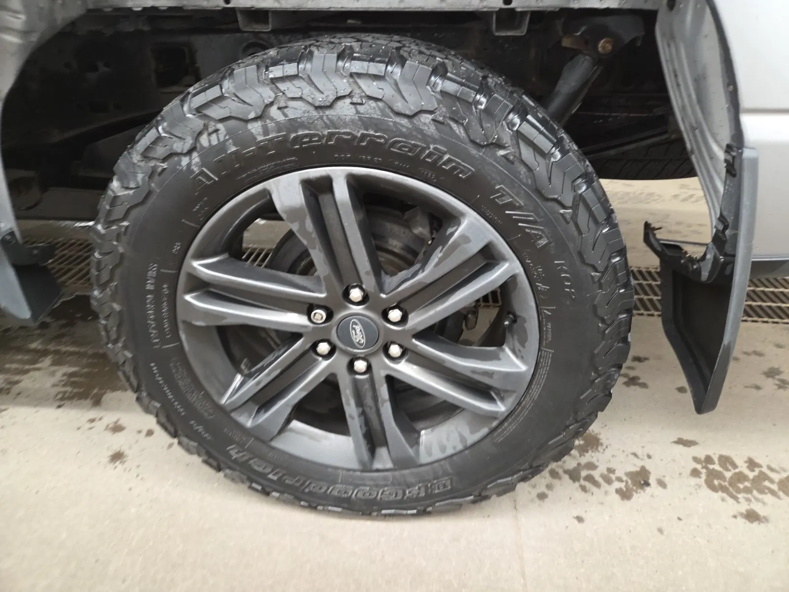 Left Rear Wheel/Tire Photo