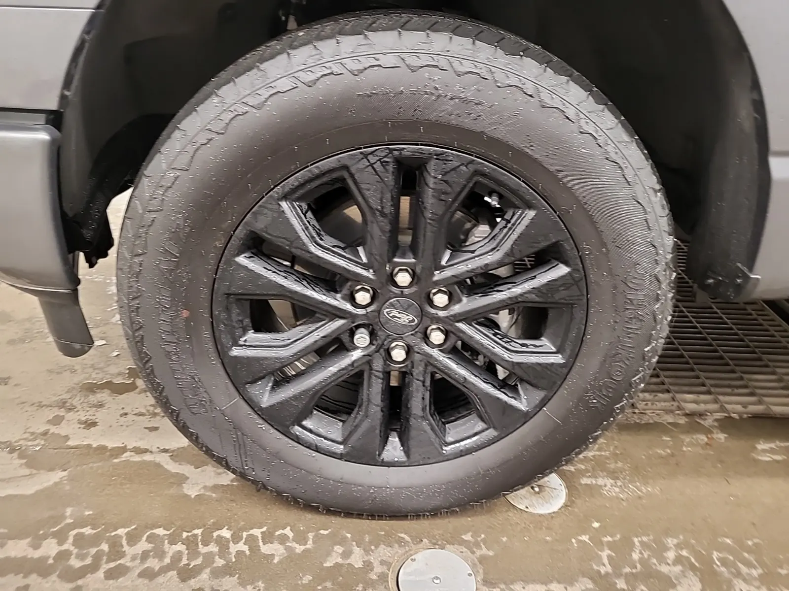 Front driver wheel/tire photo