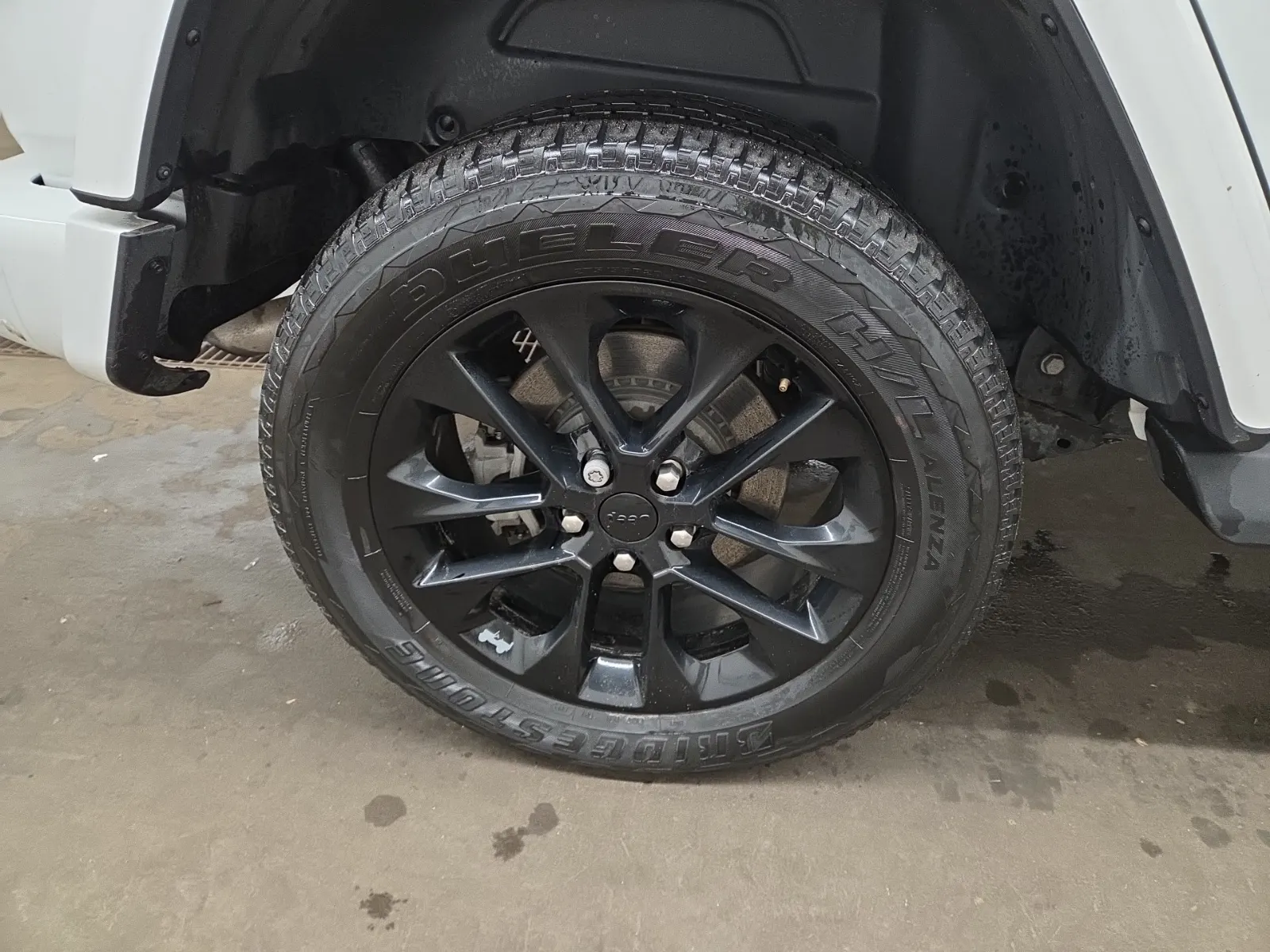 Right Rear Wheel/Tire Photo
