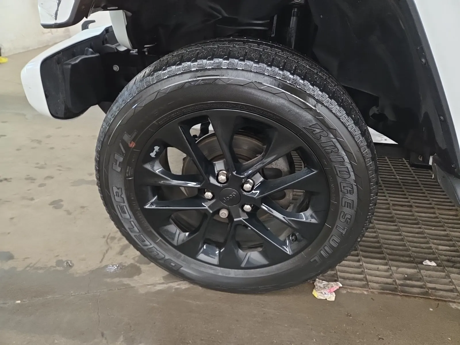 Front driver wheel/tire photo