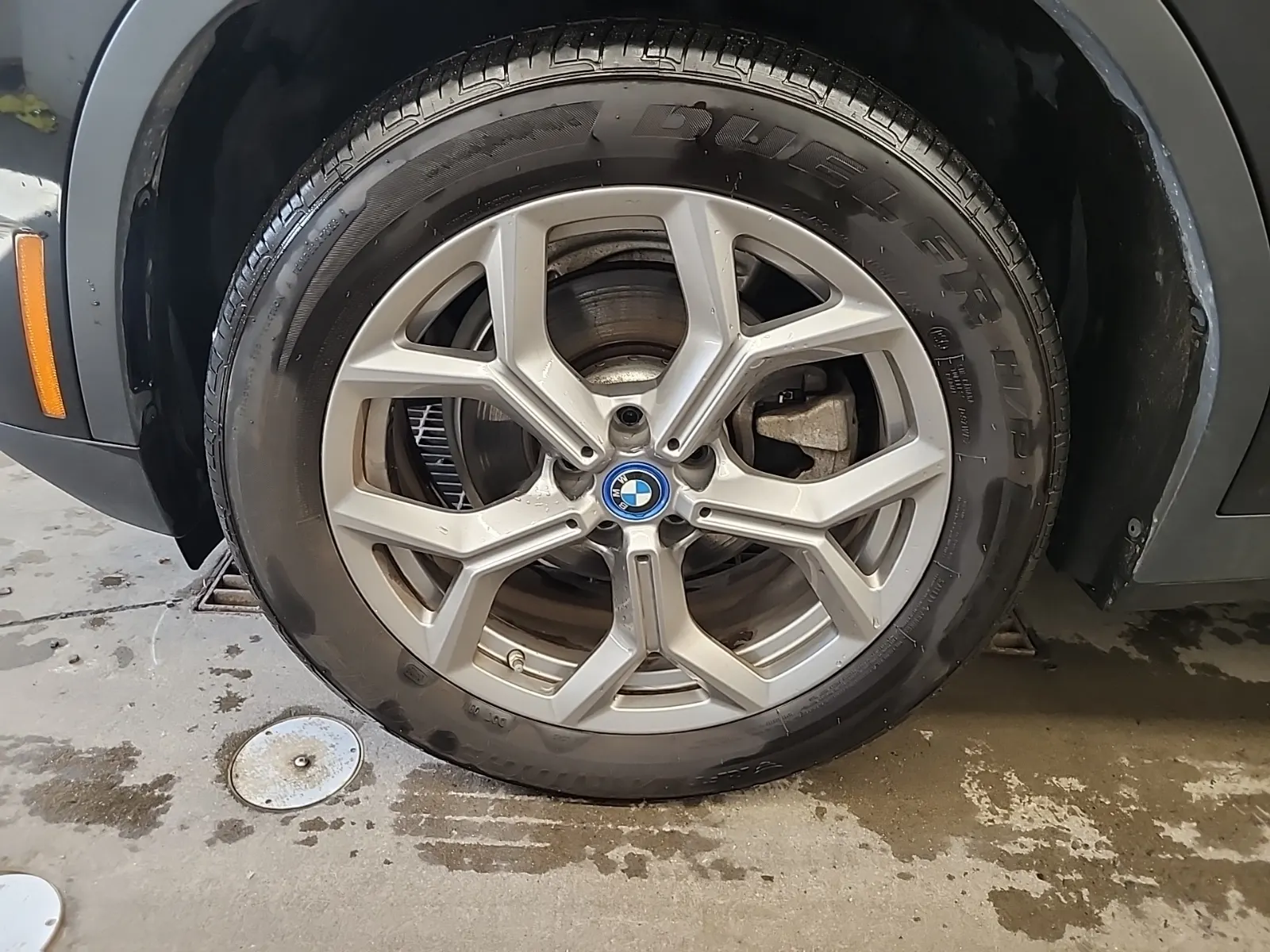 Front driver wheel/tire photo