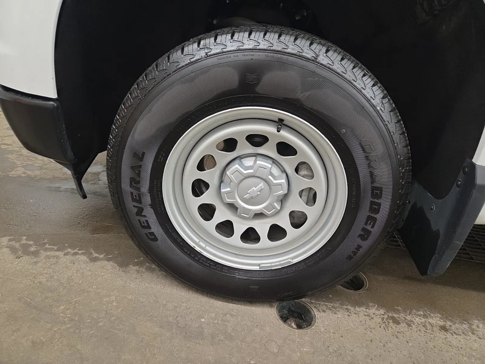 Front driver wheel/tire photo