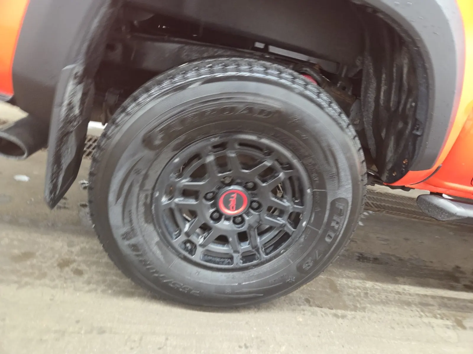 Right Rear Wheel/Tire Photo