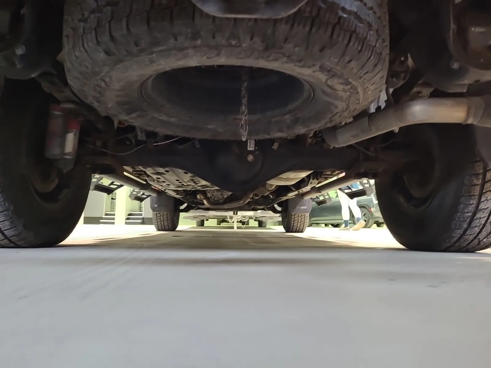 Undercarriage - Rear Photo